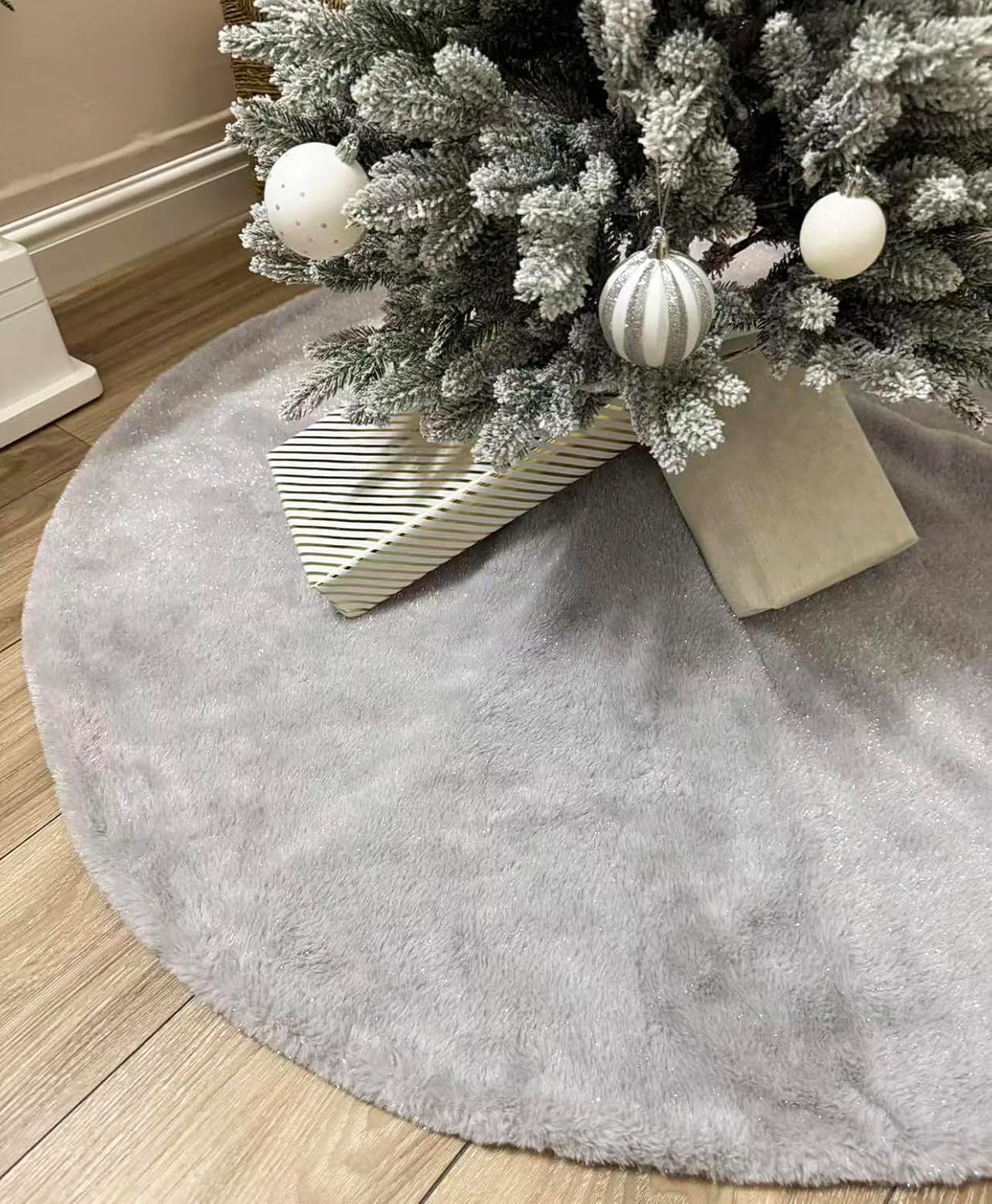 AOGU 48” White Faux Fur Christmas Tree Skirt – Holiday Decor
